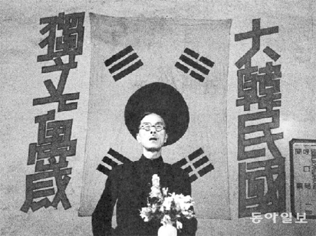 1943년 중국 충칭에서 열린 재중자유한인대회에서 총주석 자격으로 연설하는 만오 홍진 선생의 모습. 한시준 단국대 교수 제공.jpg